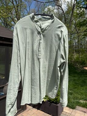 Men's Long-Sleeve linen Henley Shirt in Light Sage